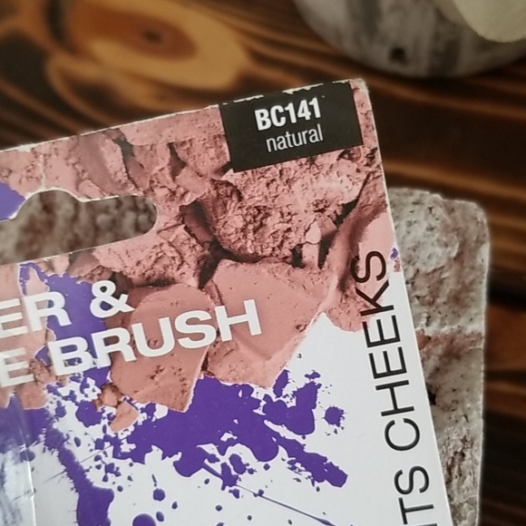 L.A. Colors Blusher & Deluxe Brush - Picture 5 of 8